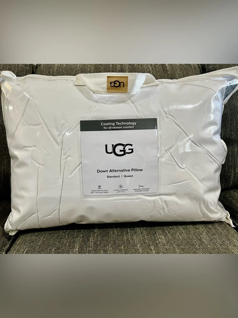 UGG White Down Alternative Pillow - Cooling Technology for Hot Sleepers is NWT
